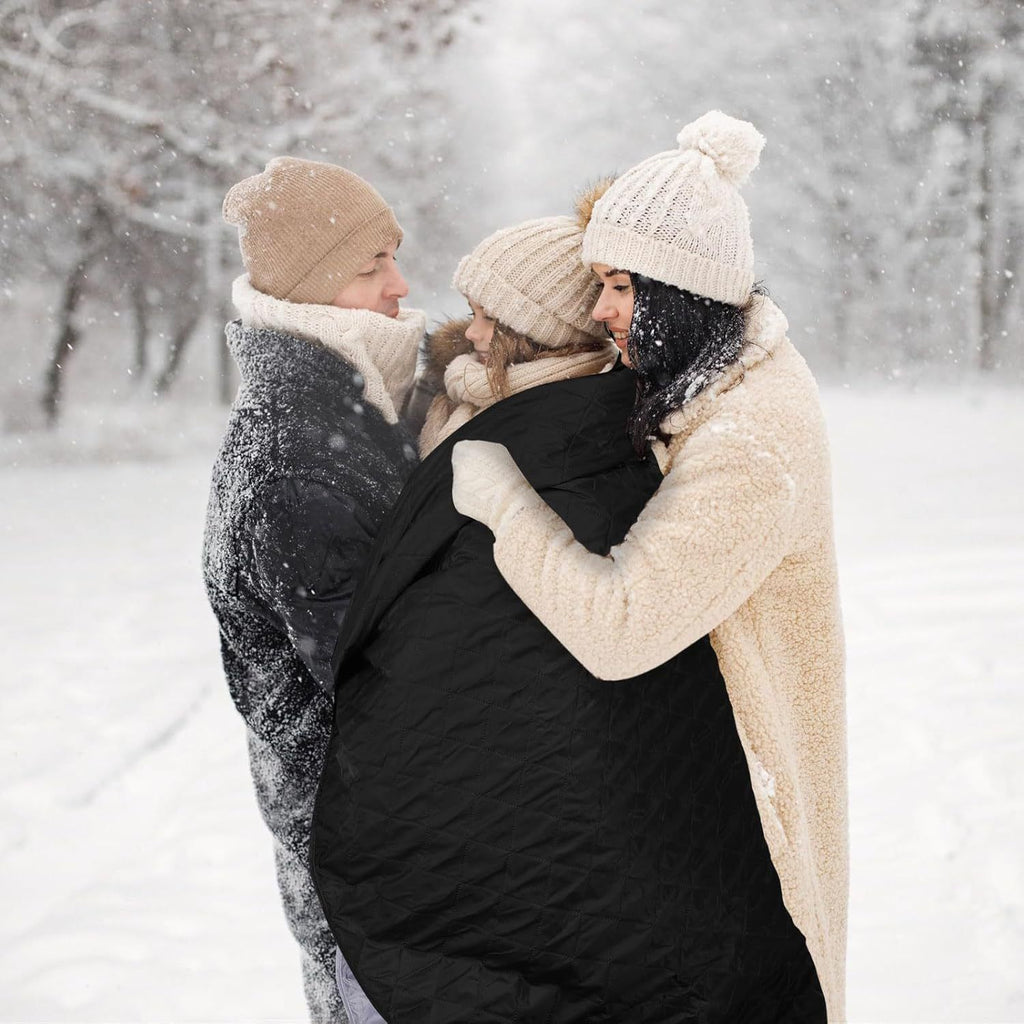 2-in-1 Winter Camping Warmth Kit with Carry Bag: 210 * 75cm Blue Portable Waterproof Warm Sleeping Bag and 200 * 140cm Large Black Double Layer Waterproof Fleece Camping Blanket for Hiking Travel Indoor Outdoor Use